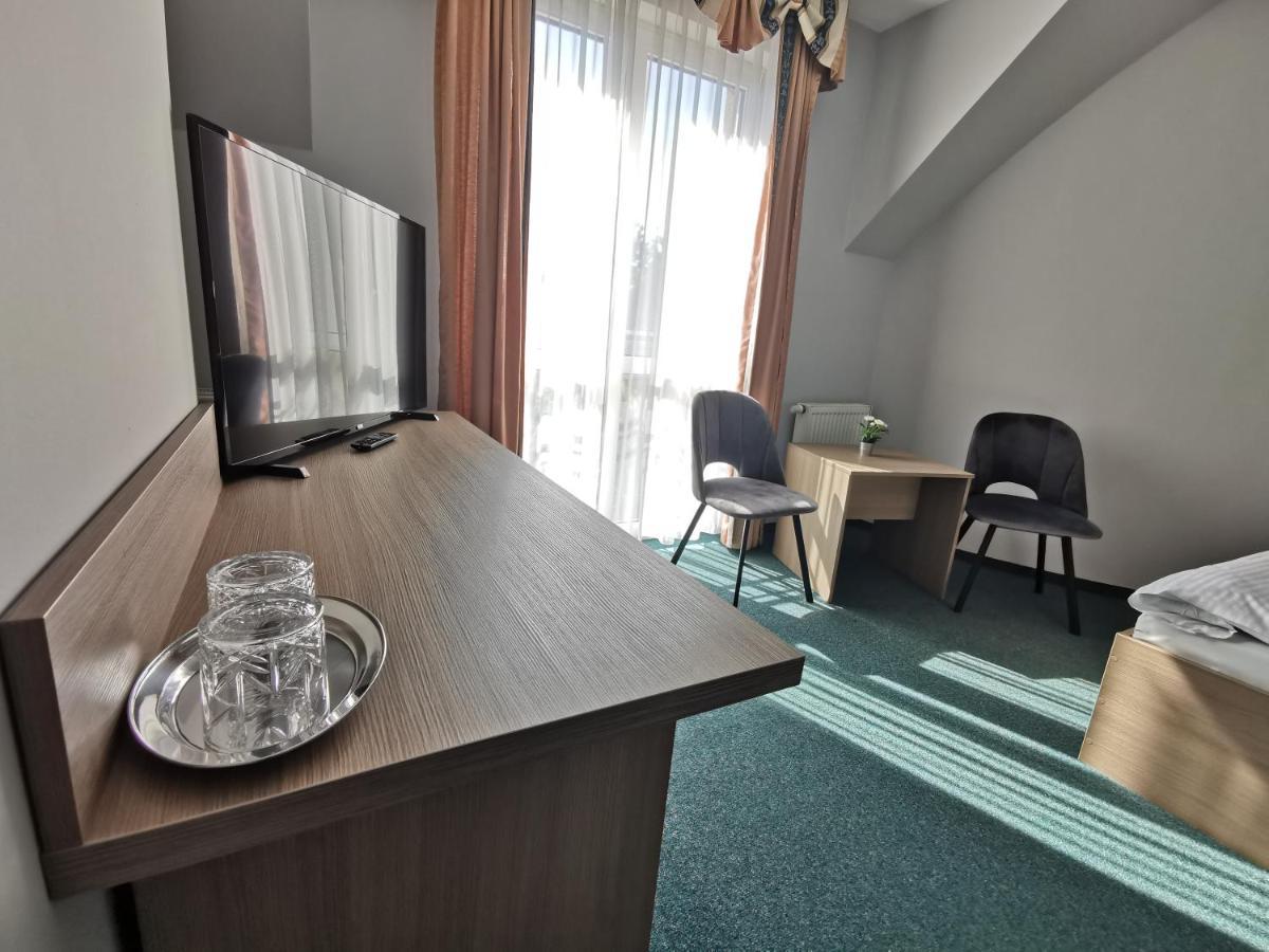 Hotel Zieliniec Познань Экстерьер фото
