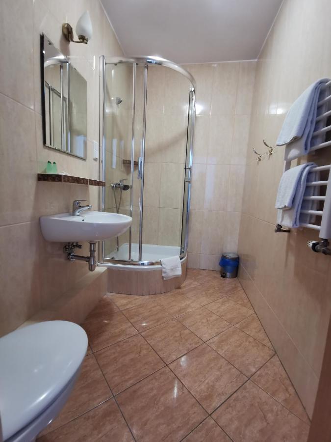 Hotel Zieliniec Познань Экстерьер фото