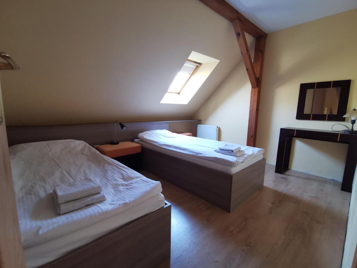Hotel Zieliniec Познань Экстерьер фото