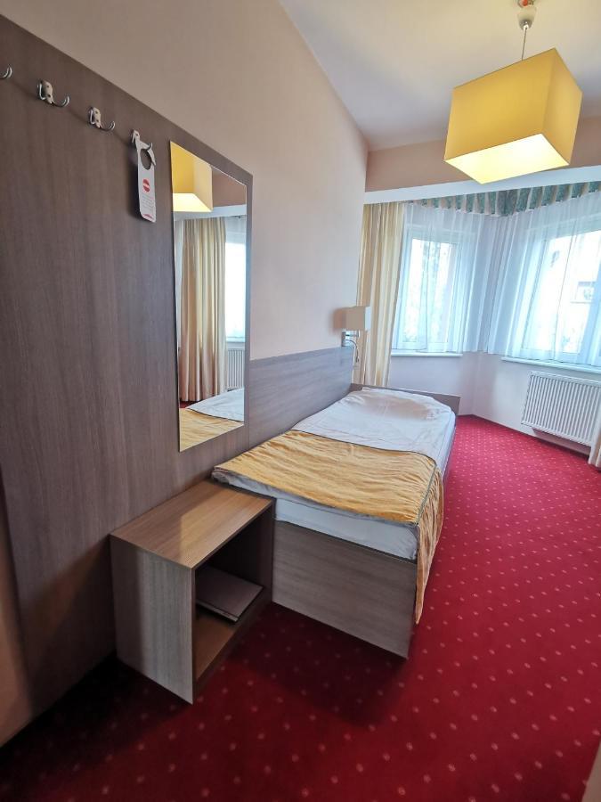 Hotel Zieliniec Познань Экстерьер фото