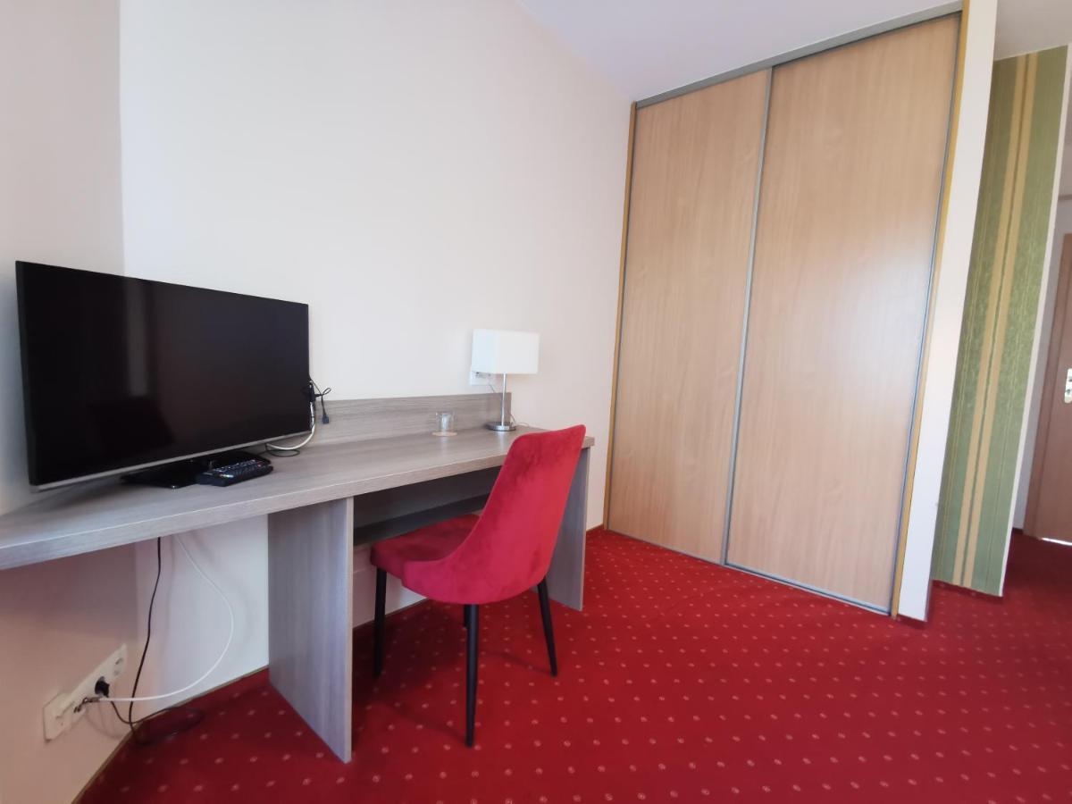 Hotel Zieliniec Познань Экстерьер фото